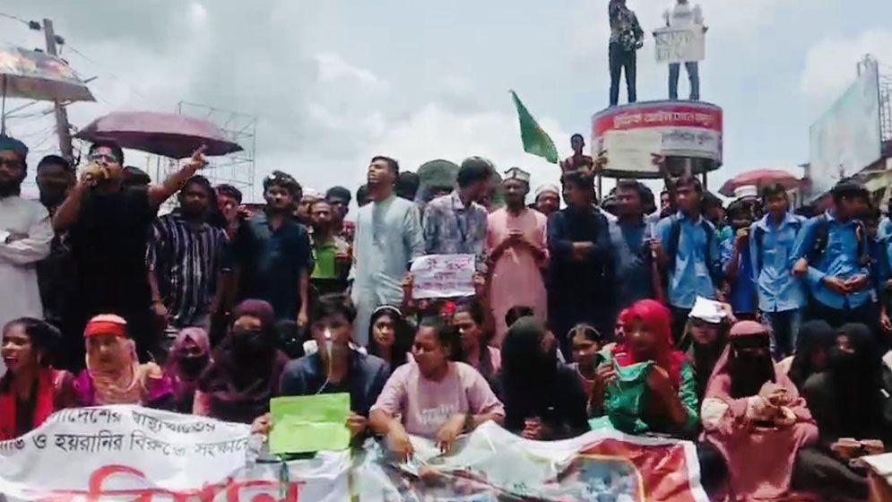 তিন দাবিতে ঢাকা-বরিশাল মহাসড়ক অবরোধ, ভোগান্তিতে যাত্রীরা
