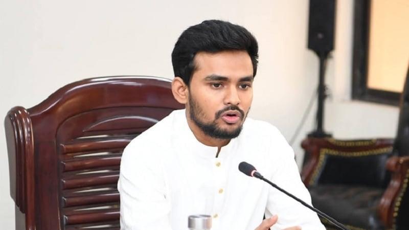 নীলা মার্কেটে হাঁসের মাংস পছন্দ উপদেষ্টা আসিফের, ভোরে বন্ধ থাকলে যান ওয়েস্টিনে