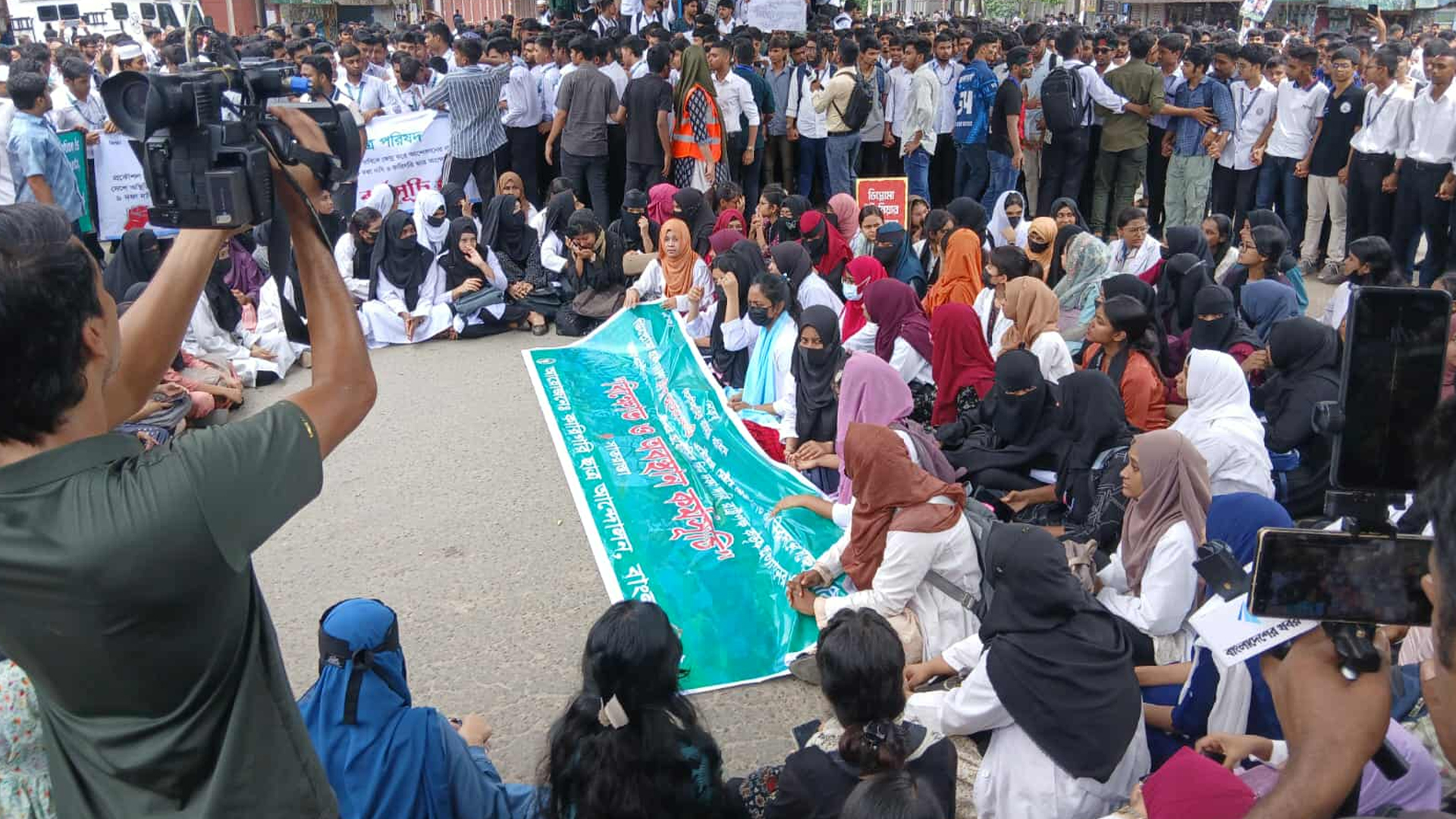 উত্তাল রাজধানী: শিক্ষার্থীদের বিক্ষোভে অচল সাতরাস্তা।