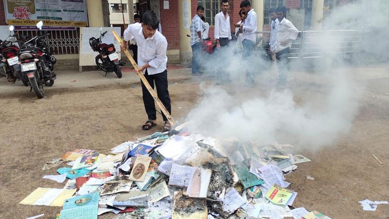 শেখ মুজিব-হাসিনার ৪ শতাধিক বই পুড়িয়ে দিল শিক্ষার্থীরা